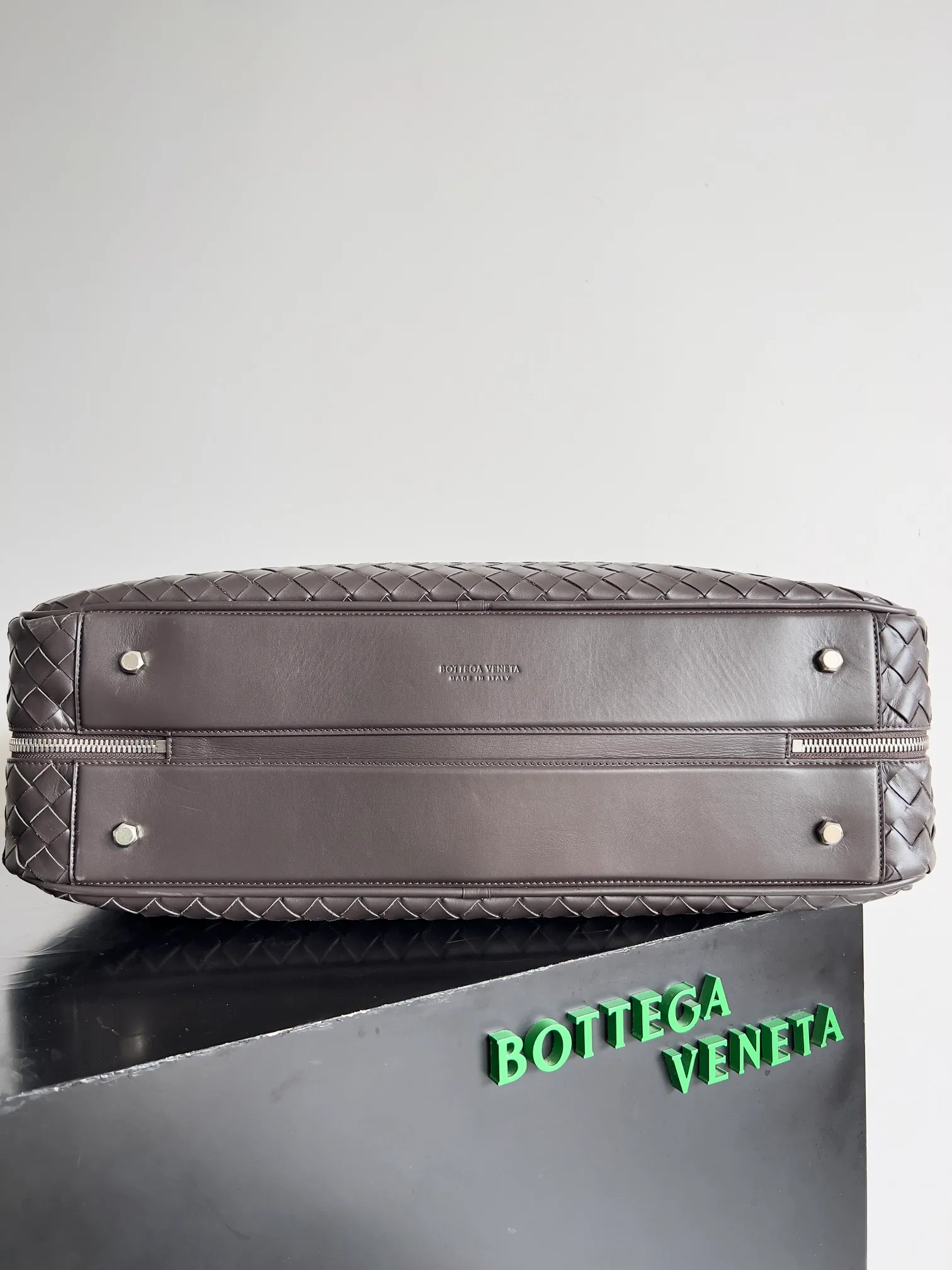 Batch 3960 Let's go on a trip✈️BOTTEGA VENETA men's travel bag is no heavier than a suitcase. The capacity and lightness of this travel bag are really suitable for short trips. The soft cow leather reduces the burden on the hands. The capacity is very nice. Style number: 765620 Size: 50*41*15cm